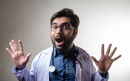 A silly doctor waving his hands and making a face | © Unsplash.com