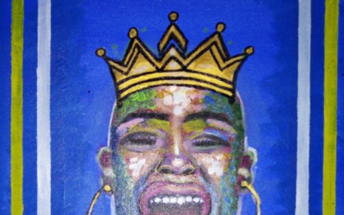 This Painting has a blue background with on both sides a white and green/yellow line. In the center a face with neck is painted. The woman had her eyes closed and her mouth wide open. In her ears she wears two big golden rings combined with a golden crown on her head. Blue, green and white dots on her face create depth.  | © By Siralie