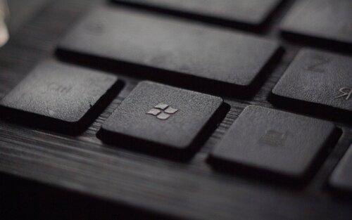 A black keyboard with a microsoft logo | © Unsplash