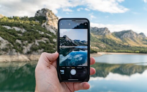Phone Camera Taking a Picture of Mountains | © Unsplash