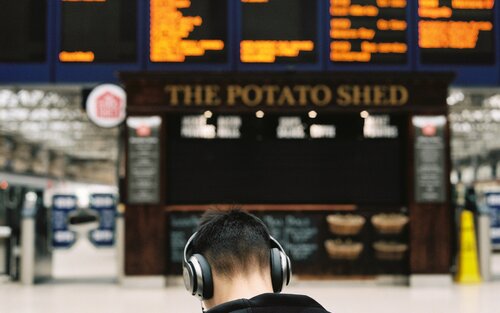 man wearing headphones at airport | © pixabay
