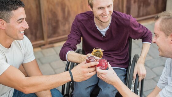 Differently abled friends who are sharing a drink together | © Unsplash