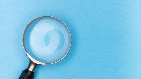 A magnifying glass on a blue background | © Unsplash.com
