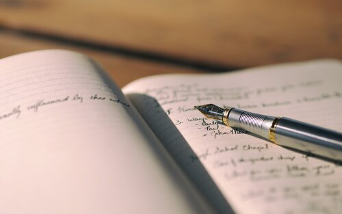 A journal and a pen | © Unsplash.com