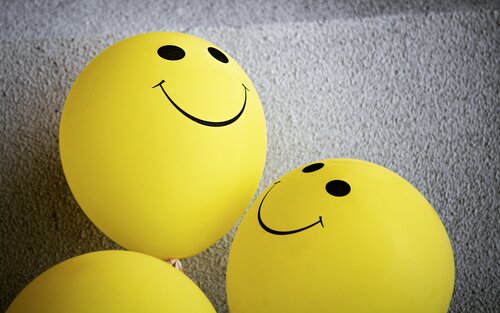Yellow balloons with smiley faces | © Unsplash.com