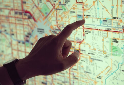 A finger pointing to a map of a subway | © Unsplash.com