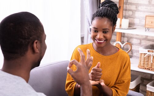 Lady signing help and man signing perfect in sign language  | © Shutterstock