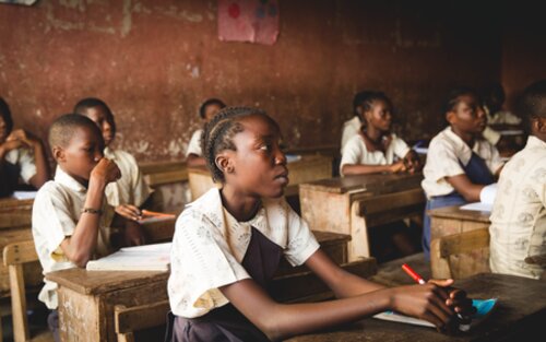 Children sitting on their desks in class  | © Unsplash - Doug Linstedt
