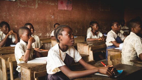 Children sitting on their desks in class  | © Unsplash - Doug Linstedt